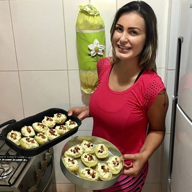 Andressa Urach com batatas recheadas assadas: lanche da tarde (Foto: Reprodução/Instagram)