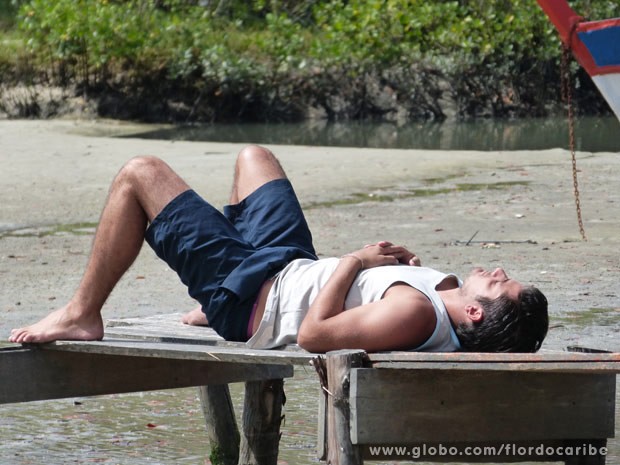 Bruno Gissoni aproveitou o intervalo para relaxar um pouco (Foto: Flor do Caribe/ TV Globo)