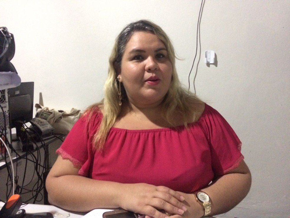 Coordenadora do CRAS, Janaína Miranda, explicou que a famílias precisam procurar Defesa Civil para pedir avaliação dos danos (Foto: Carolina Sanches/G1)