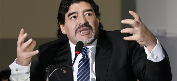 Maradona em Napolés (Foto: Agência Reuters)