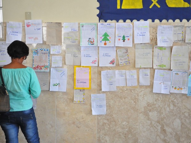 Padrinhos e madrinhas escolhem as cartas e realizam os pedidos enviados à Agência do Recife (Foto: Eduardo Chianca/Correios)