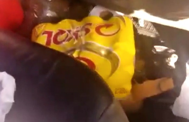 Policiais encontraram embalagens de cerveja no interior da caminhonete em Catalão, Goiás (Foto: Reprodução/ Polícia Rodoviária Federal)