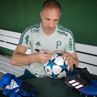 Para dar sorte, Prass envia bola da Liga dos Campeões para Gabriel Jesus