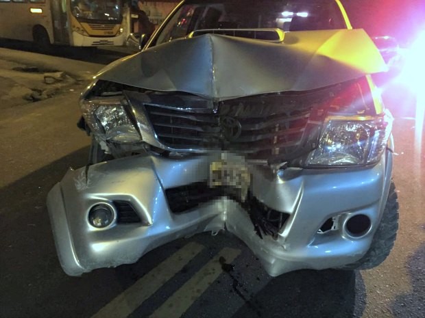 Veículo colidiu com um muro durante fuga de suspeitos (Foto: Divulgação/PM)