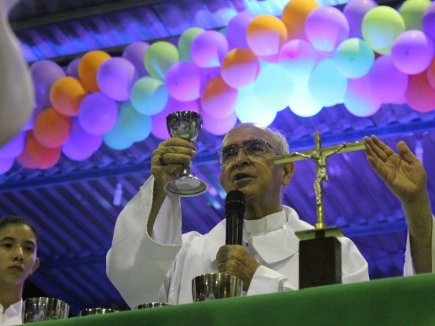 Dom Luiz presidiu a missa durante o acampamento (Foto: Divulgação/RCCAM)