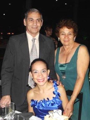 Flávia com os pais na formatura da faculdade (Foto: Wanda Suano de Carvalho/arquivo pessoal)