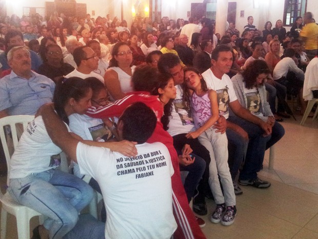 Missa reúne familiares e amigos da dona de casa linchada em Guarujá, SP (Foto: Rodrigo Martins/G1)
