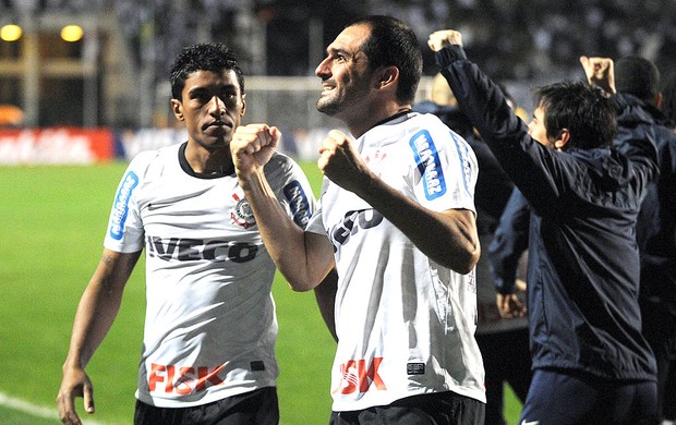 Danilo comemora gol do Corinthians contra o Santos (Foto: Miguel Schincariol / AFP)