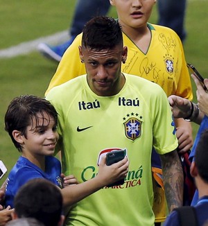 Neymar atende fãs treino seleção brasileira (Foto: REUTERS/Paulo Whitaker)