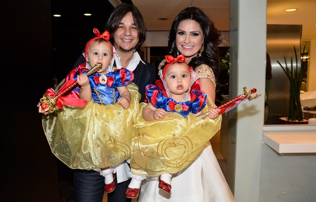 Natália Guimarães com o marido Kiko e as filhas (Foto: Caio Duran / AgNews) Natália Guimarães com o marido Kiko e as filhas (Foto: Caio Duran / AgNews)