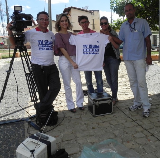 Equipe do PITV nos Bairros é composta por produtores, cinegrafistas, repórteres e apresentadores   (Foto: Katylenin França)