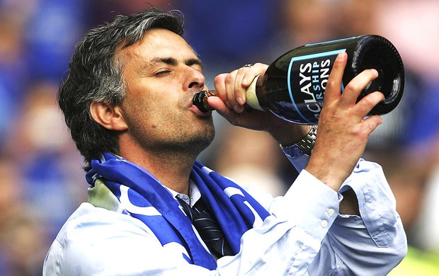 José Mourinho comemora o título inglês pelo Chelsea (Foto: Getty Images)