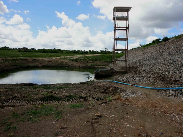 Barragem Riacho do Pau, localizada em Pedra, abastecia Arcoverde e está com 0,9% da capacidade total (Foto: Divulgação/Compesa)