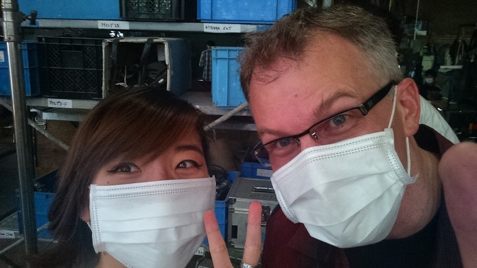 Os Doodlers Doodlers Jennifer Hom & Mark Holmes em um set de filmagem Tokusatsu (Foto: Divulgação/Google) Os Doodlers Doodlers Jennifer Hom & Mark Holmes em um set de filmagem Tokusatsu (Foto: Divulgação/Google)