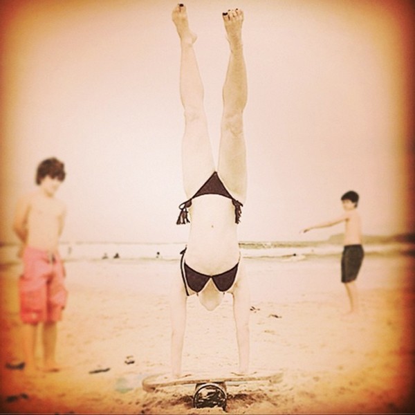 Carol curte dia na praia (Foto: Reprodução/Instagram)