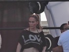Jennifer Lopez exibe barriga definida aos 44 anos