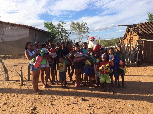 Piauiense durante distribuição de brinquedos na zona rural (Foto: Arquivo Pessoal/Leivan Dias)