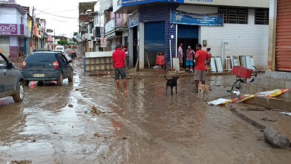 Em Barreiros, moradores vão começar a fazer a limpeza (Foto: Camila Torres/TV Globo)