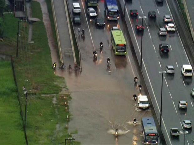 Motoristas encontraram pontos de alagamento na Grande São Paulo (Foto: Reprodução/TV Globo)