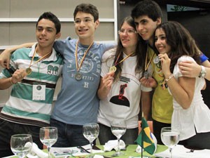 Estudantes brasileiros ganharam duas medalhas de ouro e três de prata (Foto: Divulgação)