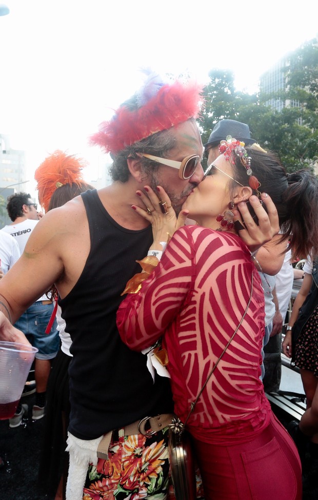 Alexandre Nero e a mulher beijam muito em bloco em São Paulo (Foto: Rafael Cusato/EGO)