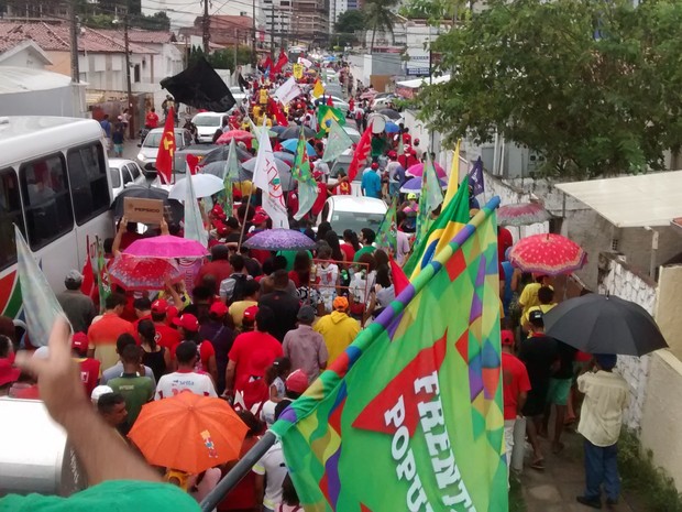 Manifestantes iniciam caminhada em João Pessoa (Foto: Krystine Carneiro/G1)