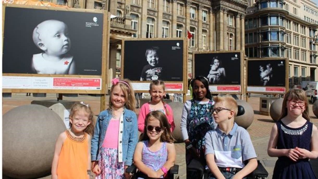 Retratos e histórias de crianças com doenças raras atendidadas por hospital em Birmingham, na Inglaterra, são exibidas em exposição (Foto: Birmingham Children's Hospital)