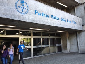 Candidatos deixam o campus Maracanã da Uerj ao fim do segundo exame de qualificação da instituição neste domingo (8) (Foto: Gabriel Barreira/G1)