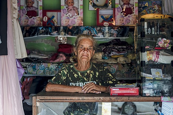 Creusa Conceição, de 66 anos, fatura R$ 500 com a venda de produtos doados em Marsilac – e paga R$ 250 de aluguel (Foto: Gui Christ)
