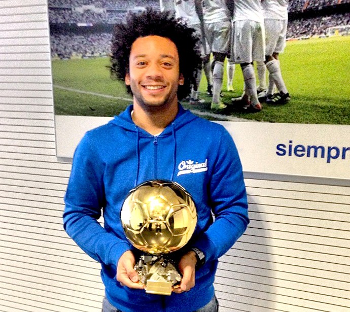 Marcelo com troféu Bola de Ouro de Cristiano Ronaldo (Foto: Reprodução / Instagran) Marcelo com troféu Bola de Ouro de Cristiano Ronaldo (Foto: Reprodução / Instagran)