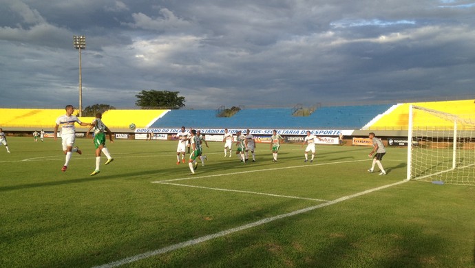 Palmas e Tocantinópolis, melhores ataques do estadual, não balançaram as redes no Nilton Santos (Foto: Camila Rodrigues/GloboEsporte.com)