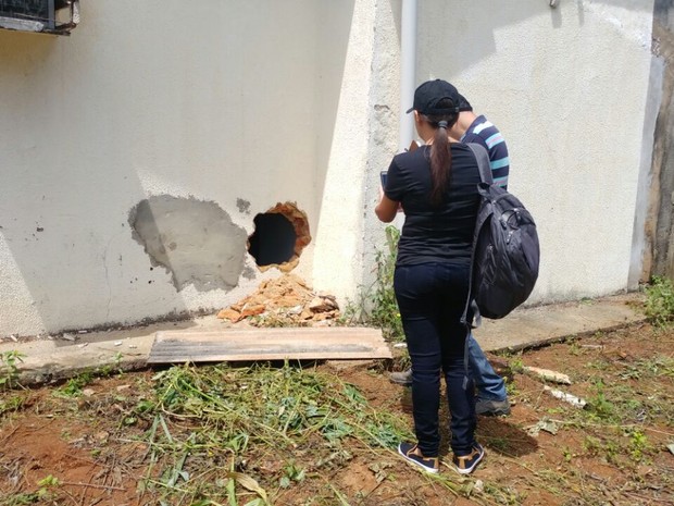 Em Carmolândia, criminosos abriram buraco na parede de agência dos Correios (Foto: Divulgação)
