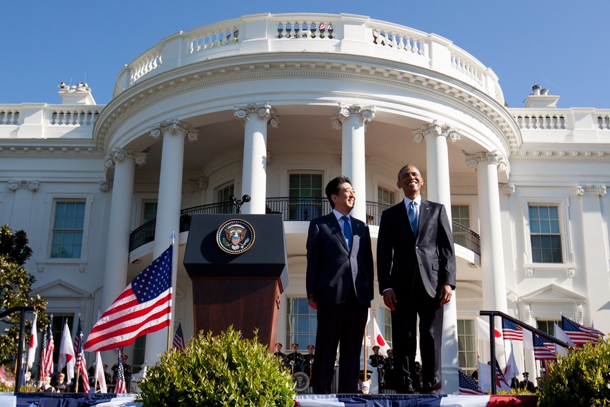 O presidente dos Estados Unidos, Barack Obama, e o primeiro ministro japonês, Shinzo Abe, se encontram durante visita de Estado na Casa Branca, em Washington