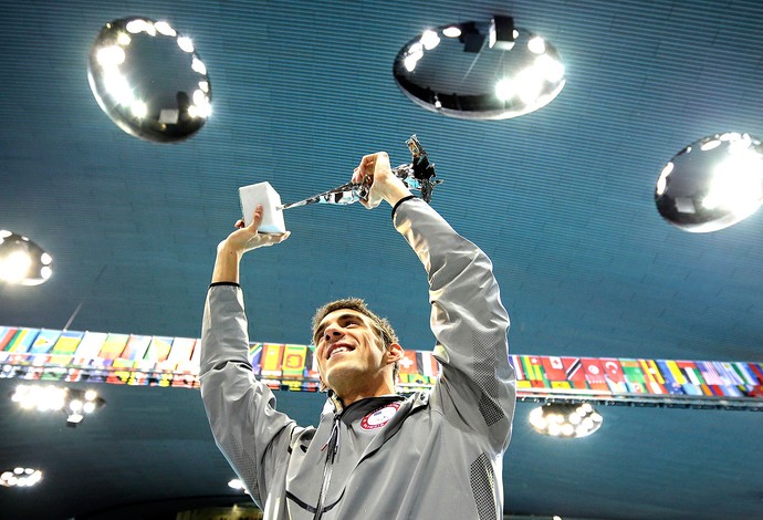 Michael Phelps recebe troféu de maior atleta olímpico (Foto: AP)