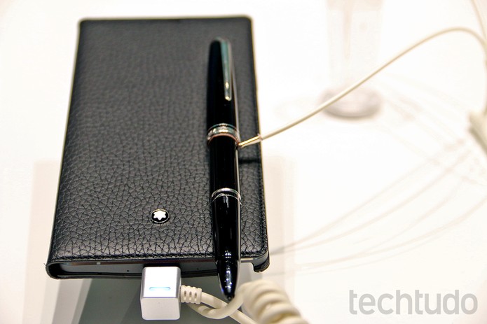 Capa de couro da Montblanc deixa foblet da Samsung mais elegante (Foto: Fabrício Vitorino/TechTudo) Capa de couro da Montblanc deixa foblet da Samsung mais elegante (Foto: Fabrício Vitorino/TechTudo)