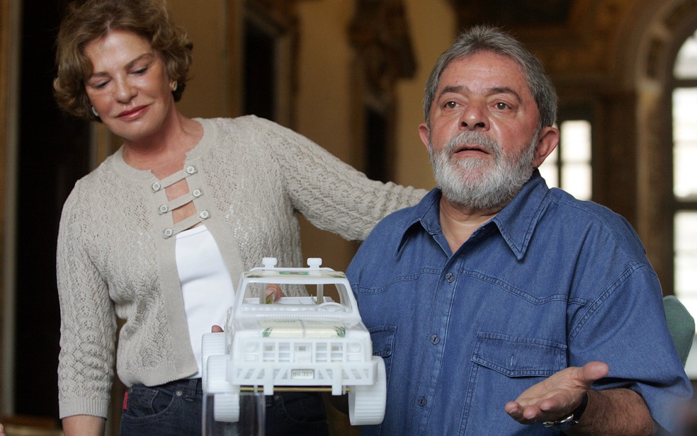 A primeira-dama Marisa Letícia posa, ao lado do presidente Lula, durante coletiva de imprensa na embaixada do Brasil na Itália em 2008  (Foto: André Dusek/Estadão Conteúdo/Arquivo)