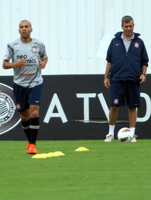 Emerson Sheik atrasado no treino (Foto: Anderson Rodrigues / Globoesporte.com)