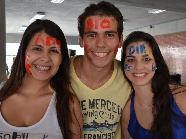 Estudantes comemoram de cara pintada aprovação no vestibular 2013 da UFS (Foto: Flávio Antunes/G1SE)