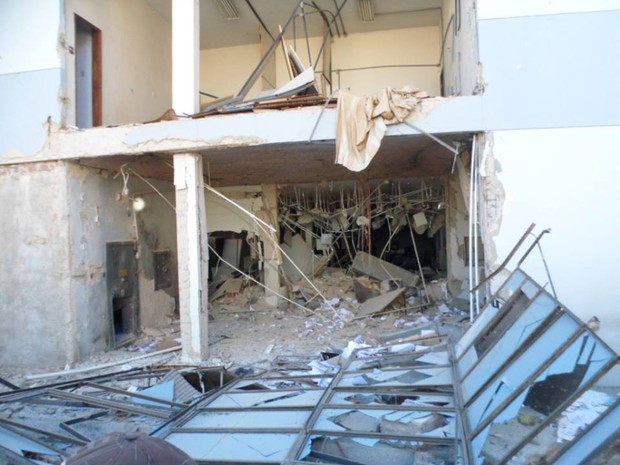 Assaltantes explodem agência bancária de Baturité, no Ceará (Foto: Foto: Marcio Silveira)