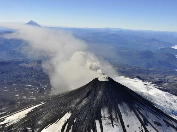 Villarrica voltou a expelir gases e cinzas nesta quarta-feira (18) no sul do Chile (Foto: REUTERS/Stringer )