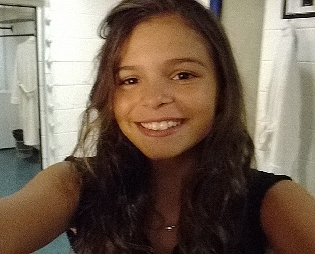 Bruna Faz Selfie Com Irm Nos Bastidores Do Vdeo Show Min