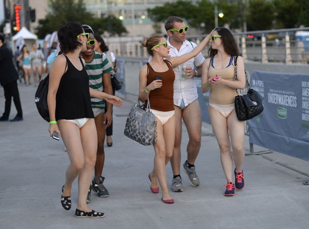 Americanos participam de campanha de conscientização sobre a incontinência urinária nos EUA (Foto: Timothy A. CLARY/AFP)
