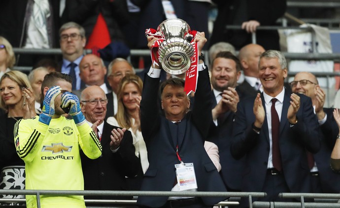 Van Gaal ergue o troféu da Copa da Inglaterra (Foto: Reuters / John Sibley)