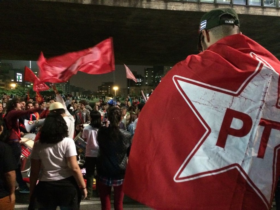 Manifestantes ocupam pista sentido Consolação da Avenida Paulista (Foto: Vivian Reis/G1)