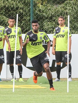Gabriel e Yago observam Jemerson durante treino com os profissionais (Foto: Rafael Araújo)