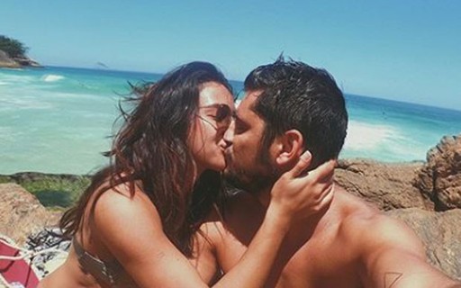 Bruno Gissoni E Yanna Lavigne Trocam Beij O Na Praia Quem Quem News