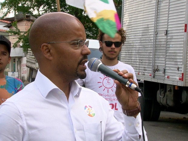 Edilson Silva conversou com eleitores e fez panfletagem no Mercado de Casa Amarela, no Recife (Foto: TV Globo/Reprodução)