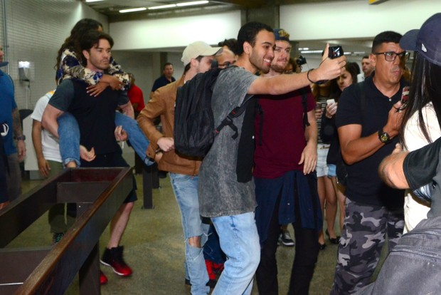 Elenco do 13 Reasons Why e ator Finn Jones desembarcaram em São Paulo (Foto: Eduardo Martins / AGNEWS)