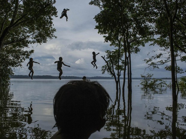 Foto de crianças indígenas brasileiras saltando em rio foi eleita a 2ª melhor na categoria 'Vida Diária' (Foto: Mauricio Lima/World Press Photo 2016)
