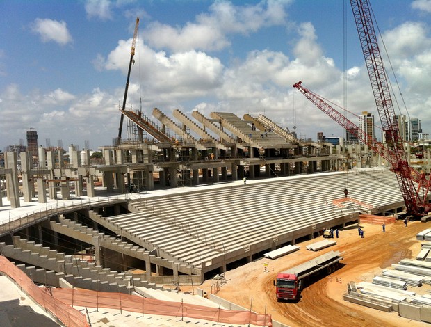 Montagem da arquibancada do setor oeste do Arena das Dunas (Foto: Jocaff Souza/Globoesporte)
